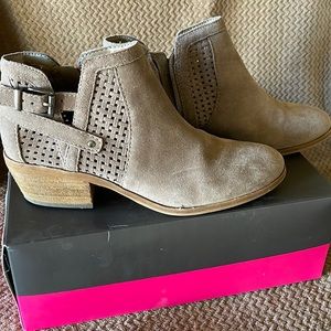 Vince Camuto tan ankle boot, size 8 1/2 m